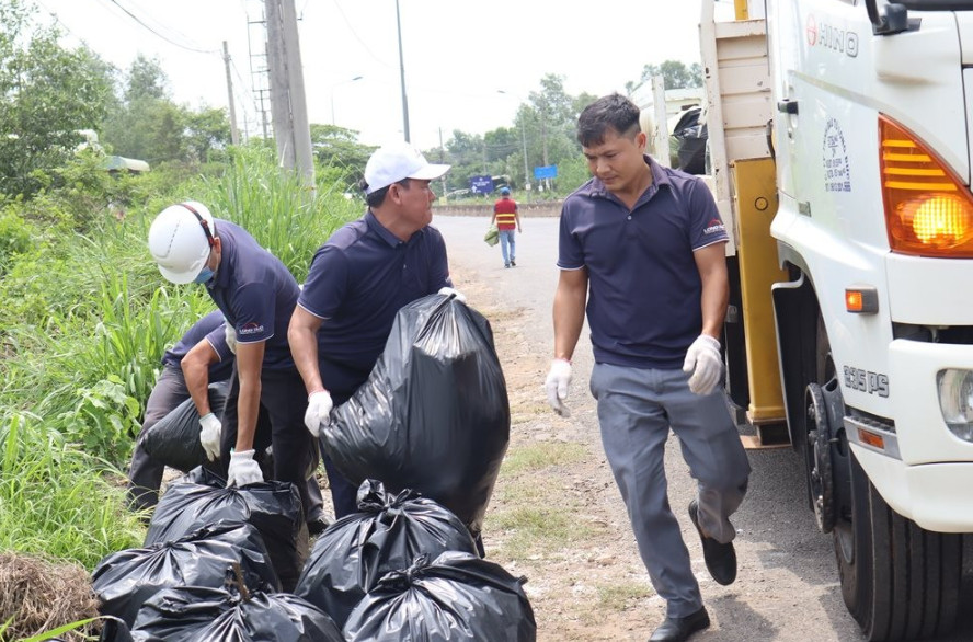 環境活動　工場団地のテナント様とごみ拾い　を行いました